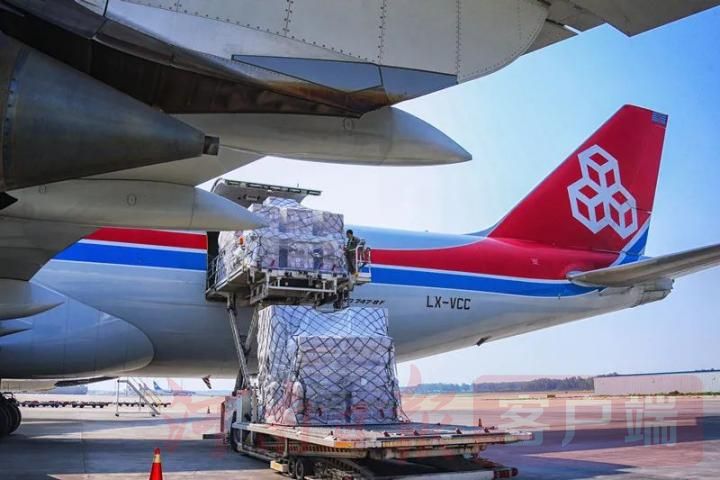 郑州航空港跨境电商单量破亿 货运平台的双重引擎效应